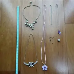 多様なデザインのネックレスとアクセサリー　７点セット