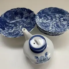 青白い花柄の皿5枚と醤油さしセット