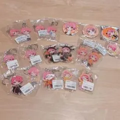 FeniKuro bundle sale: Can badges, acrylic keychains