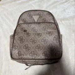 モノグラムデザイン ベージュリュック　guessのサムネイル