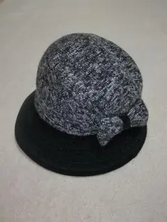 リボン付き黒とグレーのバケットハット