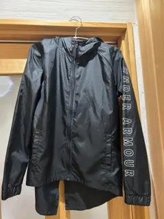 UNDER ARMOUR ブラックウィンドブレーカー