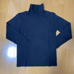 UNIQLO 黒のタートルネックTシャツ