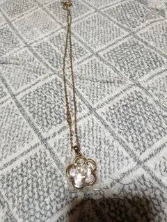 花形ペンダント ネックレス　レトロ　ブローチ風なところも