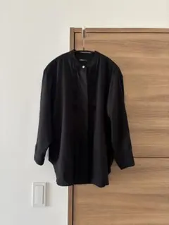 北欧暮らしの道具店 ずっと愛せる、大人のブラックとろみ素材のピンタックブラウス