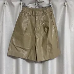 ベージュ 合成皮革 ショートパンツ　ハーフパンツ　レザーパンツ