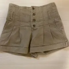 ベージュ ショートパンツ ボタン付き