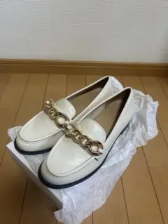 アイボリー チェーン装飾 ローファーのサムネイル