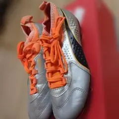 PUMAサッカーシューズ シルバー/オレンジ/ブラック