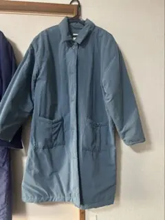 青いロングコート