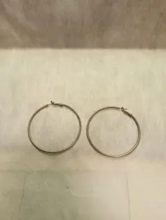 ◆直径5.8センチ「シルバー調フープピアス」