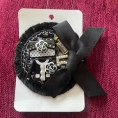 花柄デザインのブローチ 黒