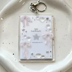 トレカキーホルダー　トレカケースデコ　リボン　ピンク　クリア　レジン