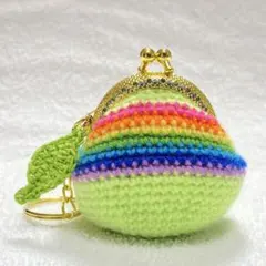 青りんご色　がま口ミニポーチ　カラフル虹色　りんごの葉っぱ付き