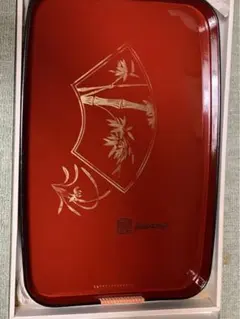 赤色のエッチング盆 竹と花デザイン