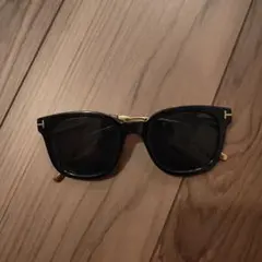 ブラックサングラス