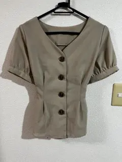 ベージュ Vネック ボタン付き シャツ M