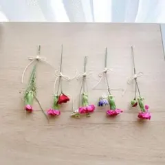 カーネーションのドライフラワー　白いリボン　贈り物　かわいいガーランド