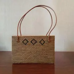 アジアンテイストのかごバッグ