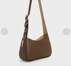 CHARLES & KEITH レブル サイドバックルホーボーバッグ ブラウン