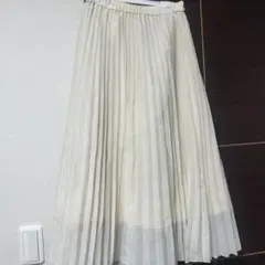 GU アイボリー プリーツスカート