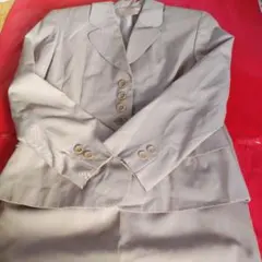 ベージュ ボタン付きジャケット ビジネススーツ