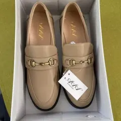 ベージュ ローファー ゴールドチェーン