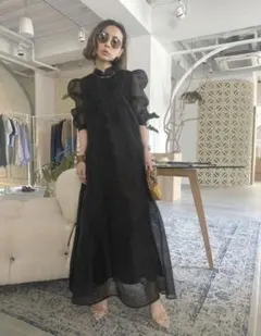 フリル袖刺繍入り黒マキシドレス