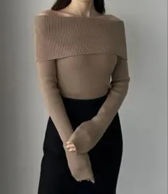 人気商品Louere ルエレ　ワイドオフショル長袖ニットトップス　ベージュ　M