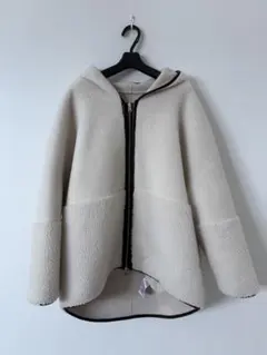 フード付きクリーム色　ボア、ムートンリバーシブルコート