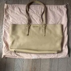 【新品・未使用】miumiu ベージュトートバッグのサムネイル