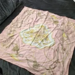 ピンクの装飾的なシルク風スカーフ