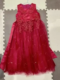 赤い刺繍入りフォーマルドレス