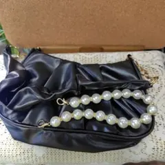 黒い合成皮革ミニバック　ハンドバッグ パールストラップ付き