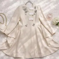美品 Chesty ビジュー リボン ノーカラー コート SIZE1 ウール 白のサムネイル