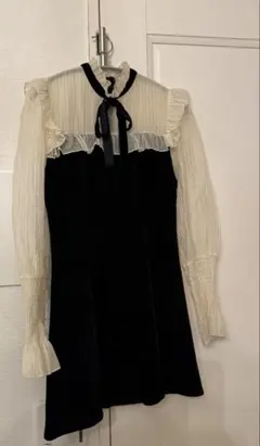 黒と白のフリル付きワンピース