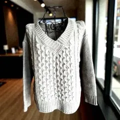 Kastane Vネック ケーブル編み ニット グレー　オフショルダー