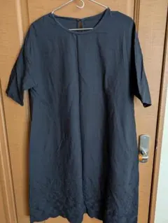 黒の半袖ひざ丈ワンピース