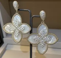 新品【高見え】フラワーモチーフ ピアス ゴールド CZ 四つ葉 上品 韓国結婚式