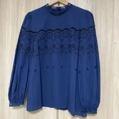 ネイビー刺繍入り長袖ブラウスのサムネイル