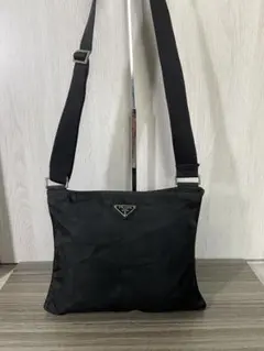 プラダ　ショルダーバッグ　ナイロン　三角ロゴプレート　ブラック　レザー