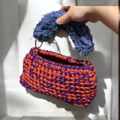 オレンジと紫のTシャツヤーンの編み込みハンドバッグ　デニムヤーンの持ち手