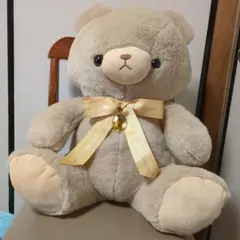 ベージュの大きなクマのぬいぐるみ