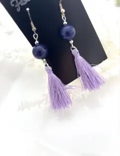 紫のタッセル付きピアス