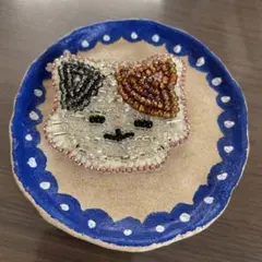 猫ブローチ　ビーズ刺繍　猫　三毛猫