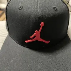 Jordan 黒キャップ 赤ジャンプマンロゴ