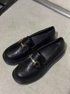 ブラック ローファー ゴールドバックル