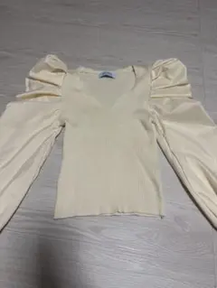 Jasmine クリーム色 Vネック パフスリーブ トップス