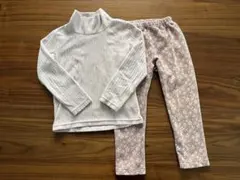 ユニクロ UNIQLO タートルネックと花柄パンツの2枚セットのサムネイル