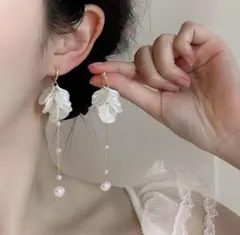 ホワイト貝殻風ロングピアス両耳用